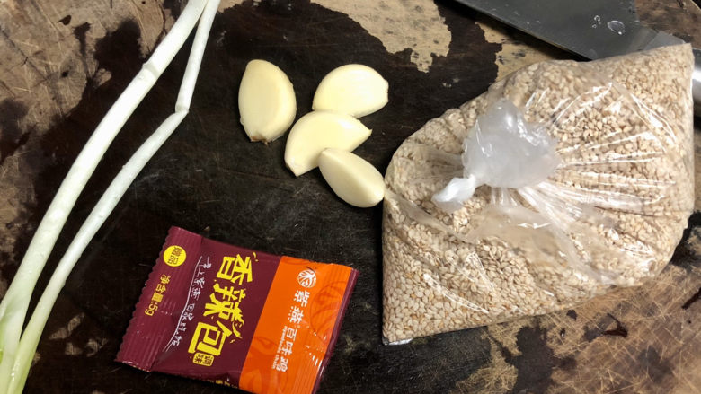 千里莺啼绿映红➕凉拌三彩豆皮,小葱择好，蒜剥皮，洗净备用