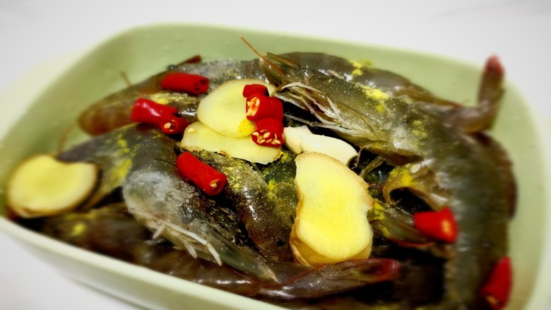 鲜虾饼,加入盐,鸡精,料酒,姜片,<a style='color:red;display:inline-block;' href='/shicai/ 82'>小米椒</a>腌制30分钟
