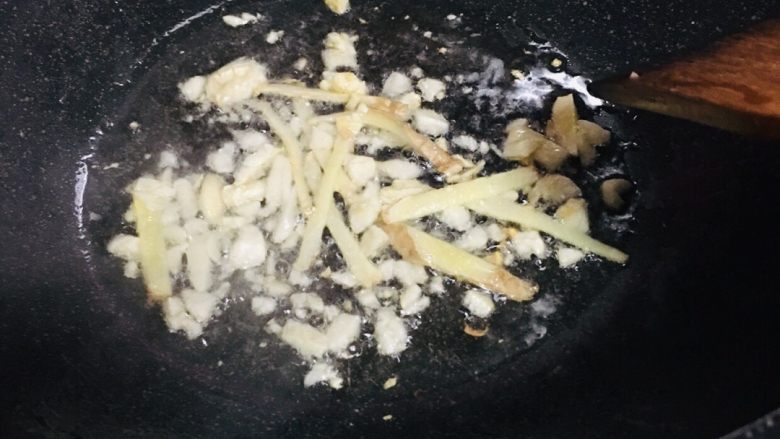 辣炒鸭胗,爆香蒜泥,姜丝。