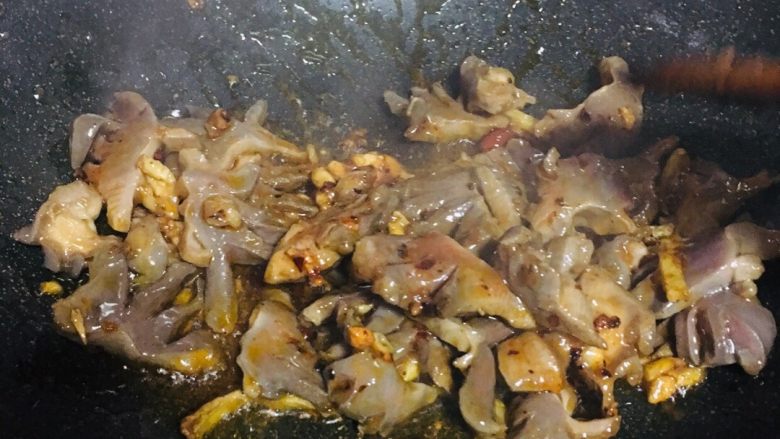 辣炒鸭胗,加入腌制好的鸭胗,爆炒,加入少许老干妈辣酱。