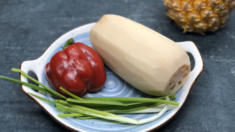 醋溜藕片,准备好所有食材,<a style='color:red;display:inline-block;' href='/shicai/ 30'>莲藕</a>一节。彩红椒半个,小葱2棵等调料。