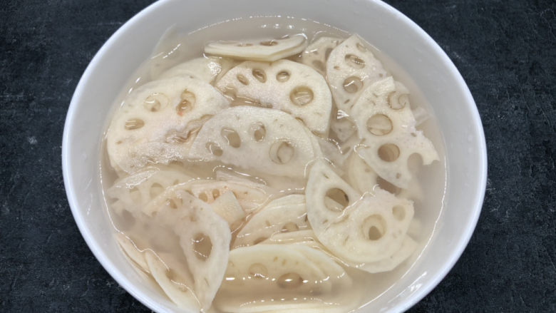 醋溜藕片,莲藕切薄片,然后用清水浸泡清洗两遍