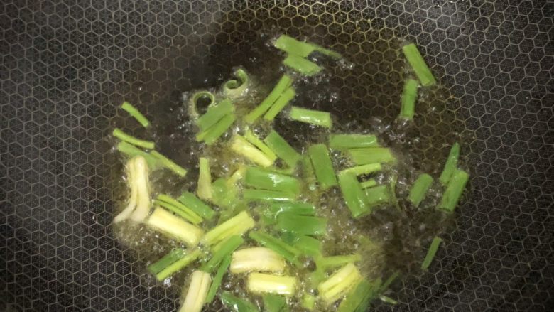 醋溜藕片,锅中热油,放入葱花爆香