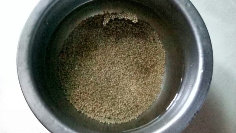 红枣黑米粥,黑小米洗净,泡八个小时。
