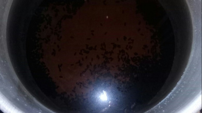 红枣黑米粥,锅中加水,放入黑米,大火煮。