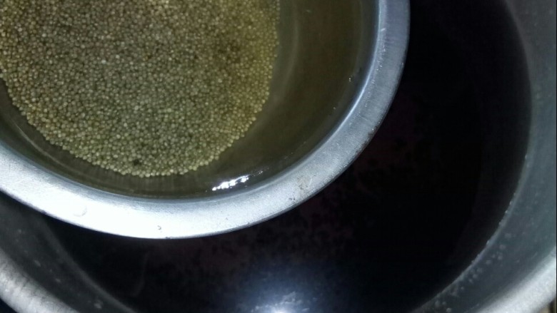 红枣黑米粥,倒入黑小米,大火煮粥。