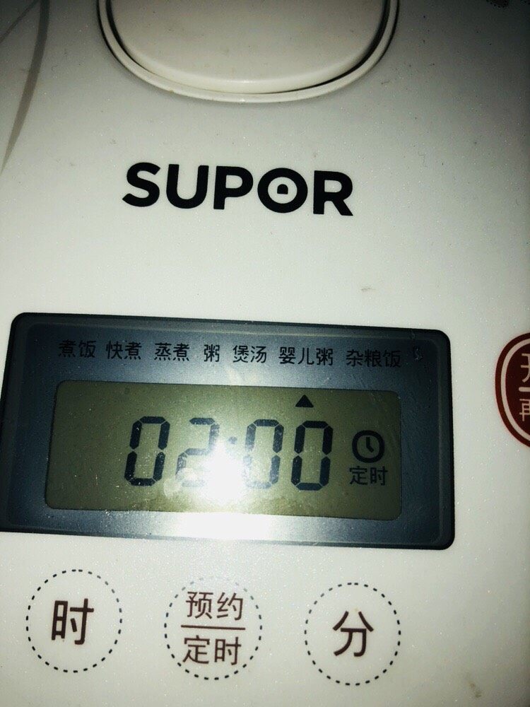红枣黑米粥,黑米比较难熟,放入锅内选择婴儿粥模式,开始熬粥。