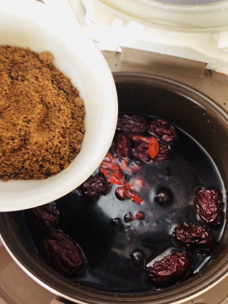 红枣黑米粥,熬煮一个半小时后加入红糖和枸杞,搅拌均匀