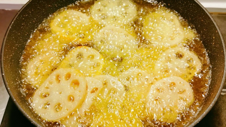 干锅藕片,起油锅 油烧至6-7成热 放入藕片炸