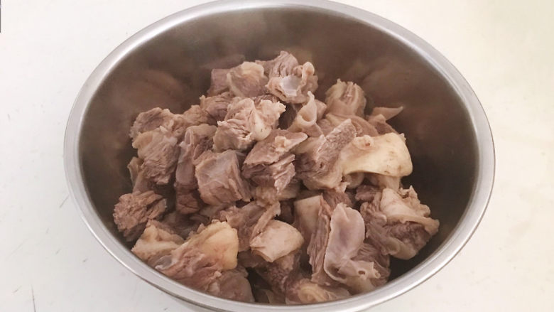 红焖牛肉,把焯好的牛肉捞出来,用温水清洗干净