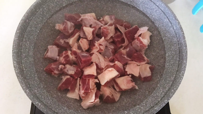 红焖牛肉,锅里加入冷水,加入牛肉