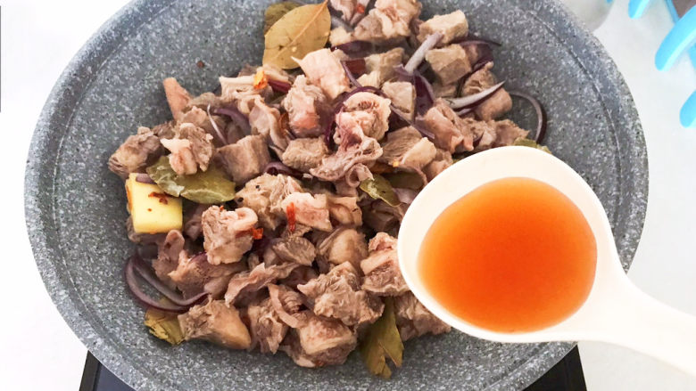 红焖牛肉,加入<a style='color:red;display:inline-block;' href='/shicai/ 718'>料酒</a>,烹去膻味