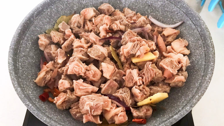 红焖牛肉,加入牛肉,翻炒2分钟