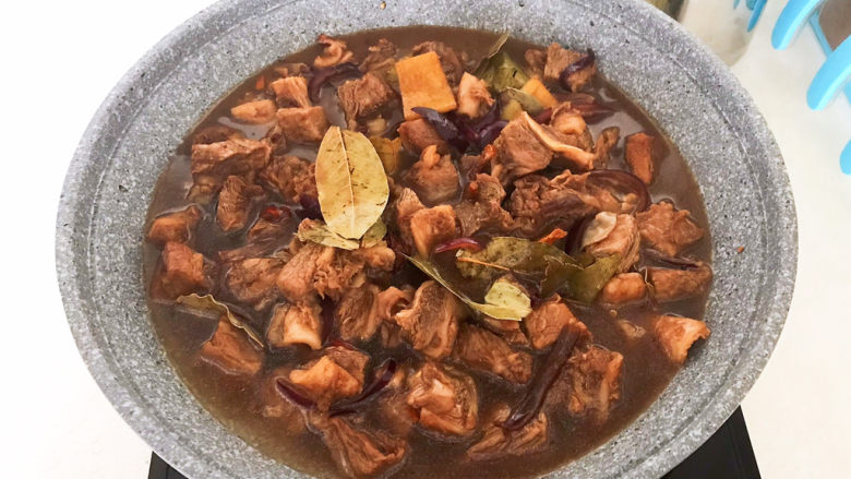 红焖牛肉,加入开水,水量没过牛肉,汤汁要一次加足,半路再加汤汁会影响肉牛的味道