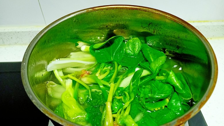 青椒炒豆腐、鸡肉、油菜,锅中放入适量油、盐,水开后放入油菜、菠菜焯水50秒
