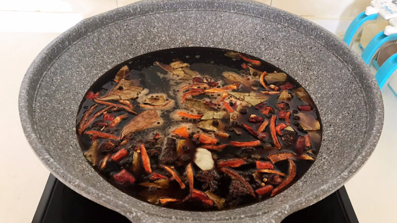 麻辣卤鸡爪,加入冷水,烧开后煮10分钟