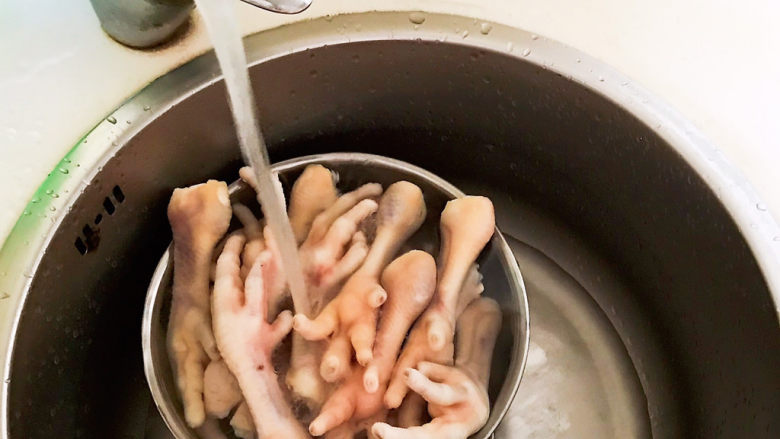 麻辣卤鸡爪,把焯好的鸡爪捞出来,用冷水冲凉