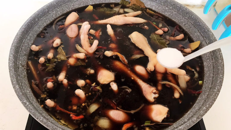 麻辣卤鸡爪,再加入适量开水,水量没过鸡爪,加入精盐