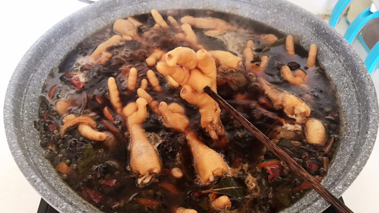 麻辣卤鸡爪,煮至鸡爪能用筷子穿透即可,关火后继续浸泡至汤汁凉透