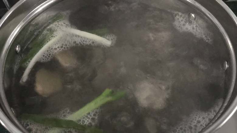 羊骨头汤,盖上锅盖,开大火炖沸