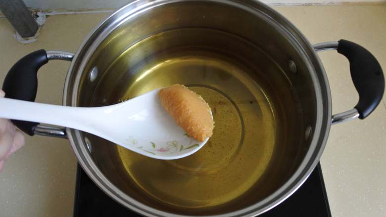 只需简单几样食材,就能制作出鲜美的日式味增汤,在鱼汤中放入白味增,搅至溶解