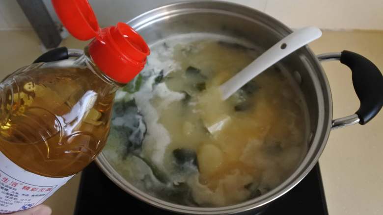 只需简单几样食材,就能制作出鲜美的日式味增汤,加盐、味淋调味