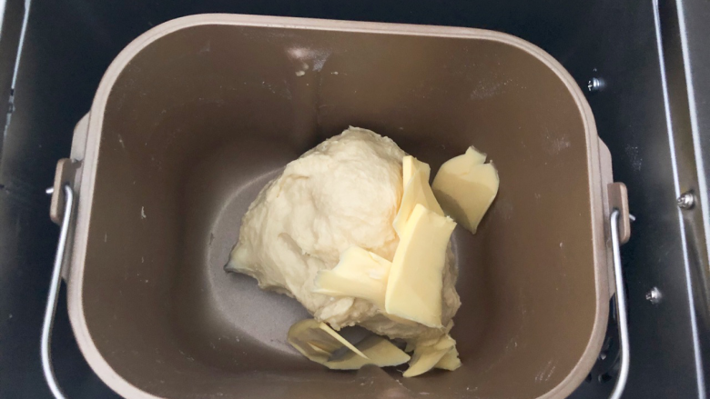椰丝小面包,加入软化好的黄油,继续揉面10分钟。
