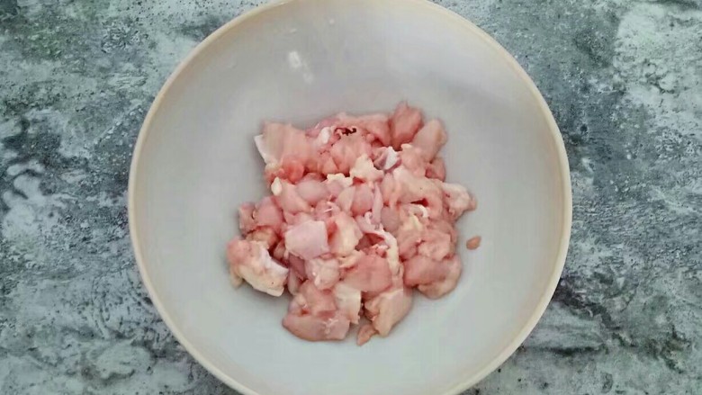 麻辣干锅鸡,加入半勺盐,用手抓匀颜值半小时左右