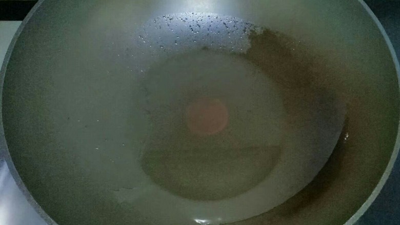 红糖麻糍,锅中放入适量油,中小火