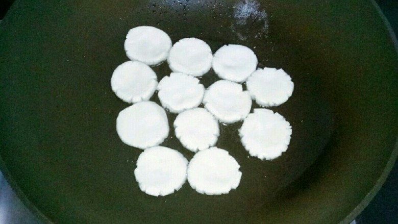 红糖麻糍,锅中放入适量油,中小火,将面饼胚一个一个放进去,中间留些空隙,不然容易黏一起,我放的太挤了