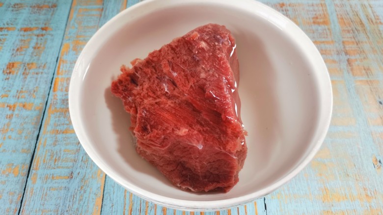 红焖牛肉,<a style='color:red;display:inline-block;' href='/shicai/ 216'>牛肉</a>浸泡20分钟