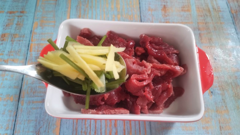 红焖牛肉,牛肉里放<a style='color:red;display:inline-block;' href='/shicai/ 37'>姜</a>丝<a style='color:red;display:inline-block;' href='/shicai/ 131'>香菜</a>梗