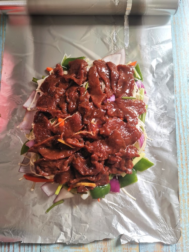 红焖牛肉,上面铺上腌好的牛肉