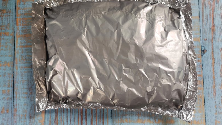红焖牛肉,锡纸旁边给卷好,防止汤汁漏出