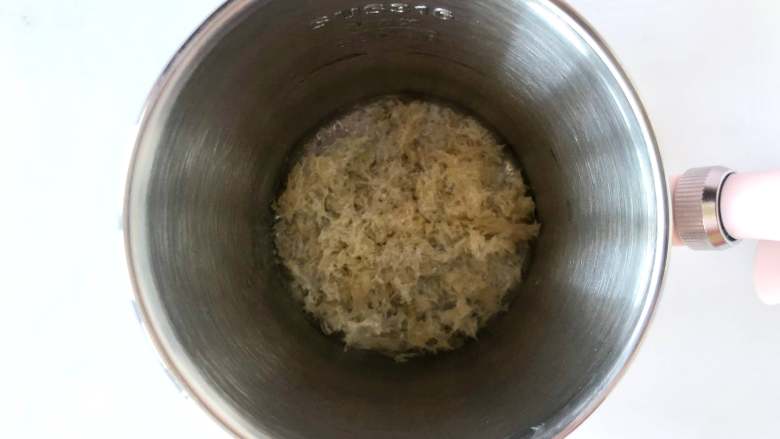火龙果养生银耳羹,将6克金燕耳倒入膳食机,用养生壶或炖锅都可以。每一包银耳都是独立包装,而且免洗免泡,非常方便。