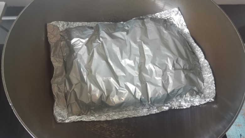 红焖牛肉,干锅烧热,放入锡纸包盖上盖子转中小火焖10分钟
