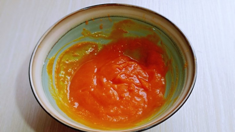 黄金小馒头,用食品叉捣成<a style='color:red;display:inline-block;' href='/shicai/ 7594'>南瓜泥</a>,放旁边晾凉。