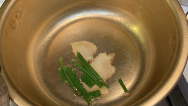 猪肝菠菜汤,放入姜片和葱段,中小火煎出味道