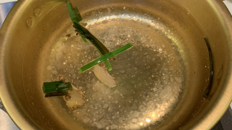 猪肝菠菜汤,加入适量清水,煮开