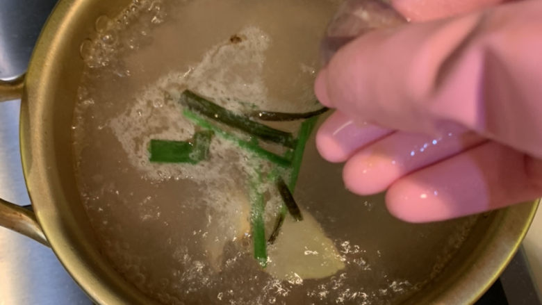 猪肝菠菜汤,煮开后放入猪肝,中小火煮15分钟