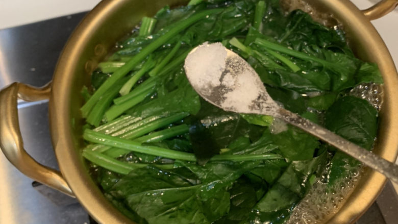 猪肝菠菜汤,放入适量盐,就可以出锅了