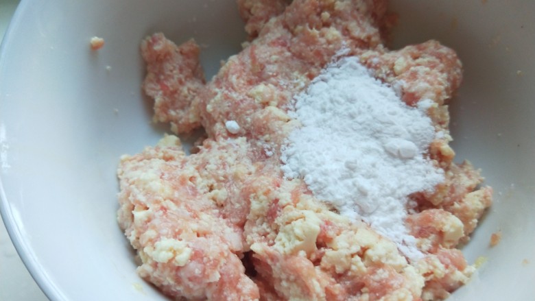 冬瓜肉丸汤,加入淀粉,盐。