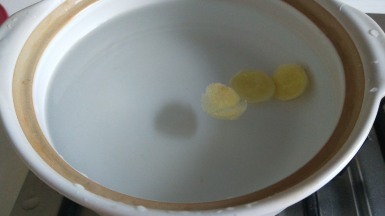 冬瓜肉丸汤,砂锅加入适量水,加入<a style='color:red;display:inline-block;' href='/shicai/ 37'>姜</a>片。