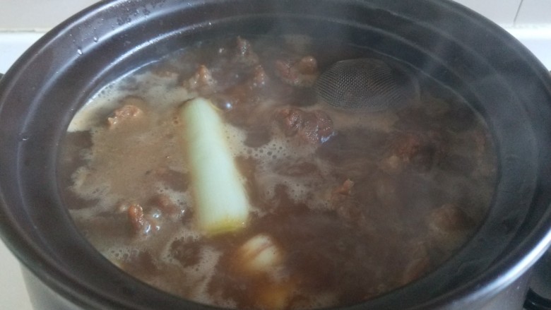 红焖牛肉,倒入适量水烧开,转小火慢炖一半小时左右。