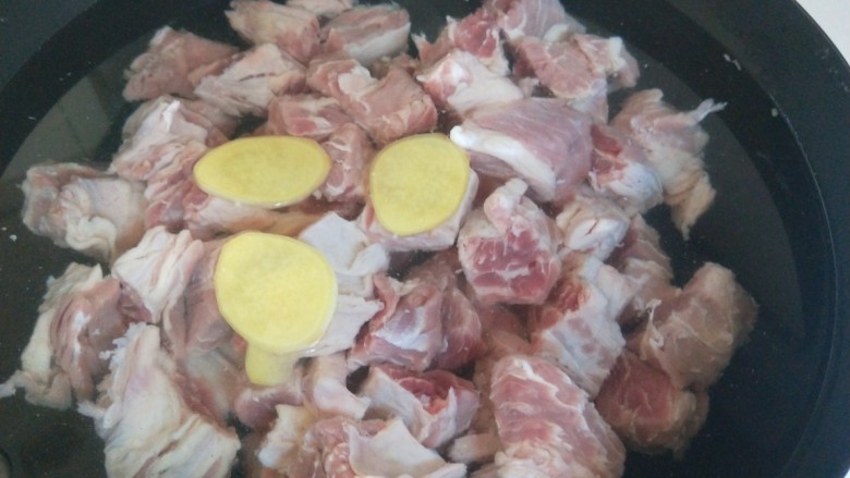 红焖牛肉,冷水下锅,放入姜片,<a style='color:red;display:inline-block;' href='/shicai/ 718'>料酒</a>。