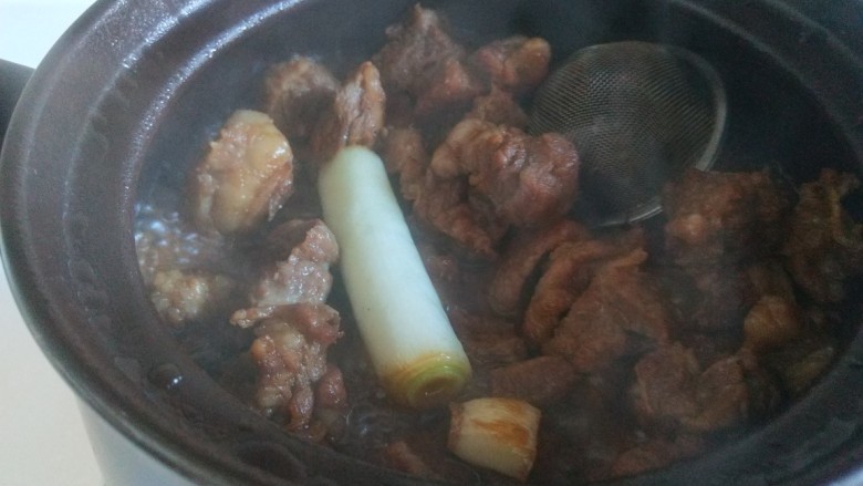 红焖牛肉,倒入砂锅,加入所有调料。