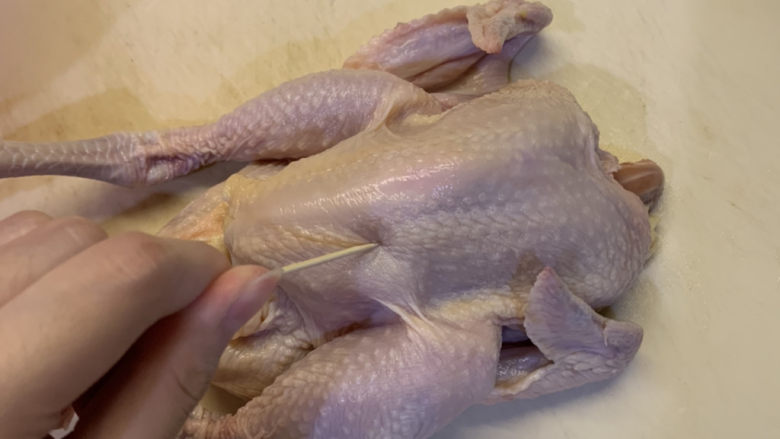 家庭版烤鸡,用牙签,在鸡身上戳小眼,易入味