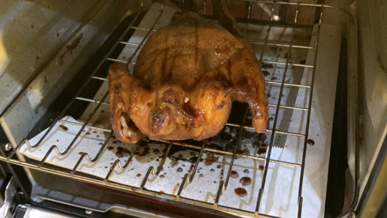 家庭版烤鸡,边擦酱料,中途还要把鸡翻转一面,注意别烧焦