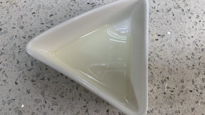 香菇瘦肉蛋饺(宝宝辅食),为了控制宝宝吃油量,做煎制类食物时把所需油量先倒出来,每次从这里取