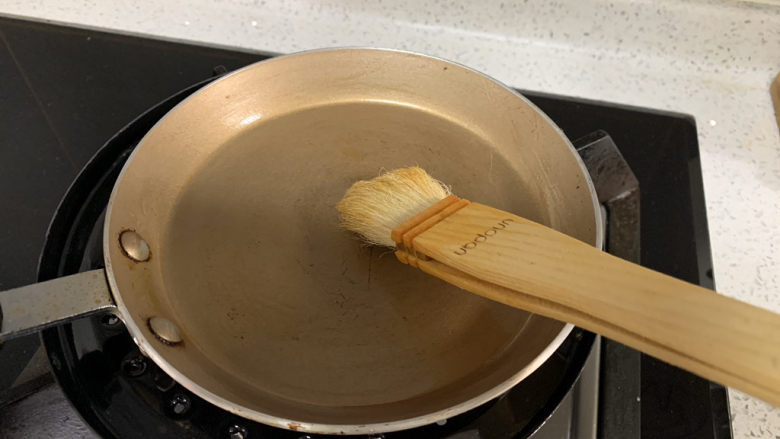 香菇瘦肉蛋饺(宝宝辅食),平底锅烧微微热,刷薄薄一层油